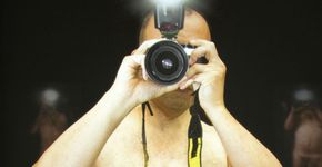Exposição insere imagens de homens nus com câmeras fotográficas