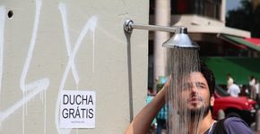 Intervenção urbana leva chuveiro fictício com “ducha grátis” para o Rio