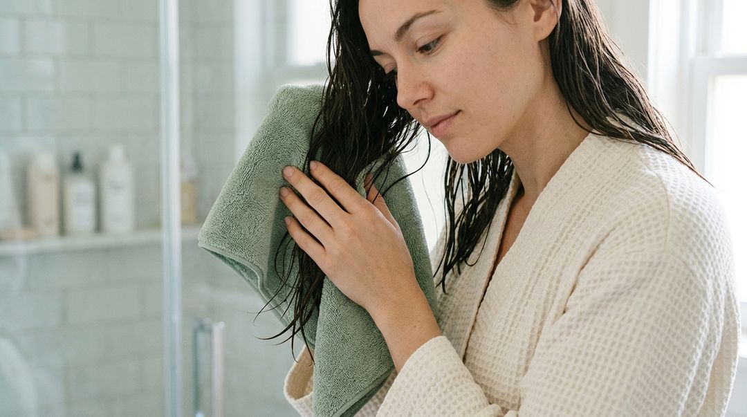 Evitar esfregar o cabelo com força reduz o risco de quebra capilar.