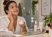 Featured side: Nem dez produtos, nem rotina complicada: o skincare básico que realmente cabe em uma manhã corrida