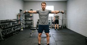 Os treinadores são unânimes: “Halteres de 2 kg são suficientes para começar a desenvolver força, melhorar a coordenação, aprender os movimentos e gerar uma estimulação muscular.”