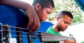 Projeto Axé leva arte e educação para crianças em situação de extrema pobreza