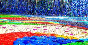 Obra feita com 125 mil tampinhas chama atenção para reciclagem