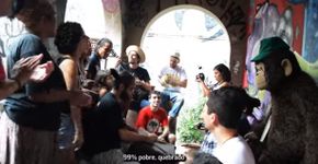 ‘1% Bilionário’: universitários gravam versão crítica do hit de Wesley Safadão