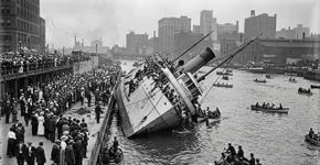 Um navio lotado com mais de 2.500 pessoas virou de lado ainda amarrado ao cais e provocou uma das maiores tragédias de Chicago