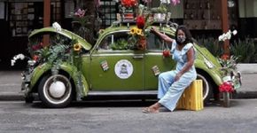 Fusca é transformado em floricultura e leva cores e aromas às ruas do RJ