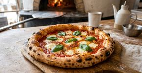 Luigi Foria, pizzaiolo napolitano: “A mussarela é adicionada à pizza cinco minutos antes de terminar o cozimento; caso contrário, o queijo escurece.”