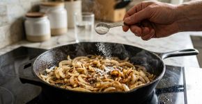 Uma pitada de bicarbonato muda completamente a cebola na frigideira: o ingrediente acelera o douramento e pode reduzir quase pela metade o tempo necessário para ganhar cor