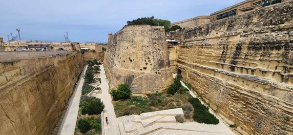 Valletta é uma cidade fortificada 