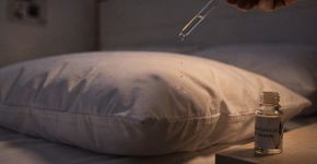 O truque do óleo de lavanda na almofada para dormir que nem um anjo a noite toda