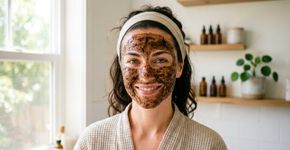 1 colher de leite basta: misture com café e vitamina E e aplique assim para deixar a pele com aparência mais iluminada