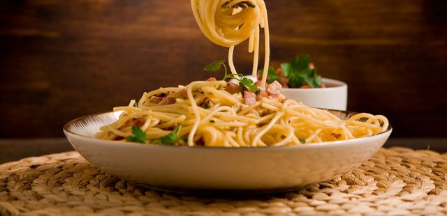 Aprenda a fazer um macarrão à carbonara perfeito