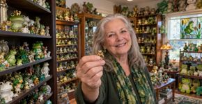 Mulher encontra um pequeno sapo na cozinha em 1983, passa mais de 40 anos colecionando objetos do animal e compra uma segunda casa para guardar 13.201 peças