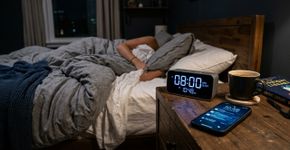 Acordar cansado mesmo depois de dormir muitas horas pode ter relação com algo que acontece antes de você deitar
