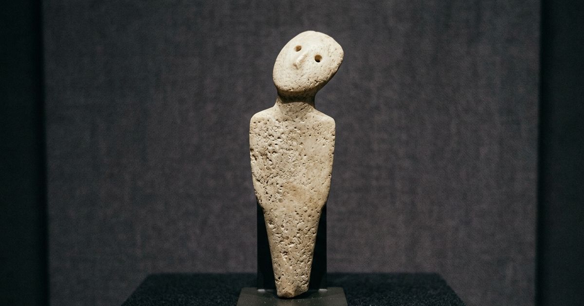 Figura de mármore feita há 5.000 anos intriga por representar uma mulher da Idade da Pedra olhando para o céu
