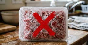 Tirar a carne do congelador pela manhã e deixá-la descongelando na pia parece prático, mas no Canadá a recomendação é usar a geladeira, água fria ou o micro-ondas para evitar que ela permaneça muito tempo em temperatura ambiente