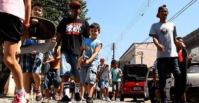 Projeto leva skate e educação a crianças da periferia de SP