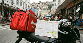 A grana que sobra no bolso do entregador de aplicativo após descontar a gasolina e a manutenção da moto