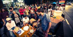 Futebol de botão, cerveja e samba em plena avenida Paulista