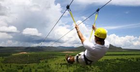 Turismo em Goiás tem tirolesa na Chapada e bote em cânions