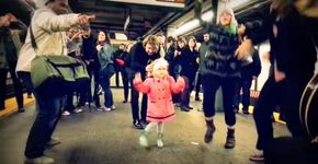 A menina de casaco cor-de-rosa que colocou o metrô de Nova York para dançar