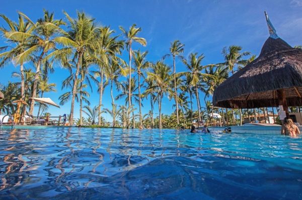 Piscina para relaxar não tem atividades e conta com um bar molhado