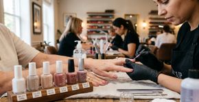 Especialista em unhas explica quais esmaltes fazem as mãos parecerem mais jovens e bonitas