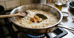 Os cozinheiros espanhóis concordam: “O arroz branco não é feito com água, mas em uma panela, com duas xícaras de caldo, 3 dentes de alho, azeite de oliva e uma folhinha de louro.”