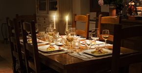 Como escolher o presente ideal ao ser convidado para um jantar