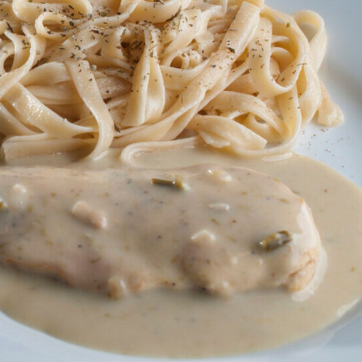 Frango ao molho bechamel suculento e sem complicações