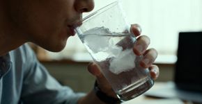 Água gelada realmente queima calorias ou é mais um mito da internet