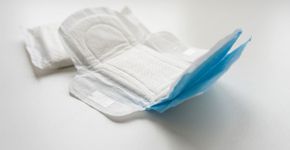 Por que o absorvente tem um lado azul e um lado branco?