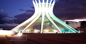 Catedral projetada por Oscar Niemeyer e conhecida por grande estrutura de vidro ganha reforma