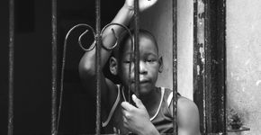 Fotógrafa brasileira retrata estilo de vida da população de Havana, Cuba