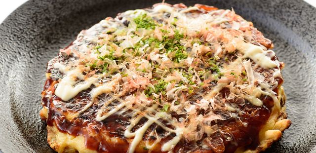Receita de okonomiyaki com repolho que vai te fazer esquecer qualquer panqueca comum