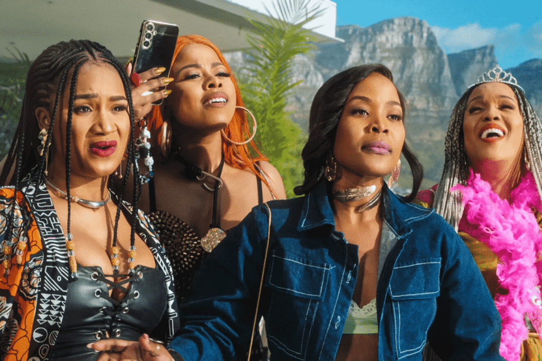 “Solteiramente Juntas” mostra uma despedida de solteira caótica que leva duas amigas a enfrentar imprevistos, dúvidas amorosas e desafios na amizade (Imagem: Reprodução digital | Burnt Onion Productions e Netflix)