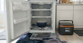 Não force o gelo do freezer com as mãos: faça assim para remover a crosta de forma simples e sem danificar o aparelho