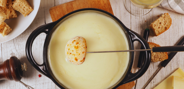 Descubra como fazer o fondue de pão de queijo que vai revolucionar sua janta