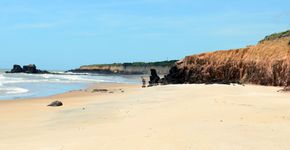 Falésias e um lindo mar no extremo sul da Bahia