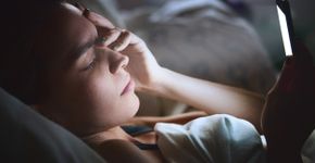 Dormir com o celular na cama causa câncer? O que dizem os estudos