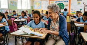 Aos 97 anos, professora aposentada volta à sala de aula como voluntária e diz que continua porque os alunos a mantêm curiosa