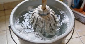 Adição de gotas ao balde de limpeza: técnica para perfumar o piso sem uso de vinagre ou limão
