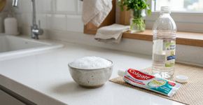 Por que donas de casa espertas misturam vinagre com pasta de dente: um truque doméstico inesperado para limpeza
