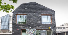 Com materiais reciclados, “Casa de Lixo” vira modelo de arquitetura sustentável na Inglaterra