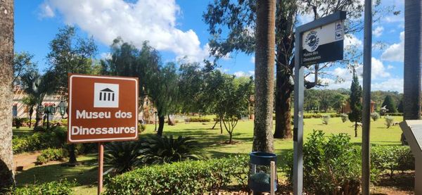 Jardins do Museu dos Dinossauros, em Peirópolis
