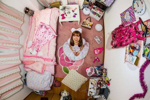 Room #256 – Ryoko, 25 anos, engenheira, Japão