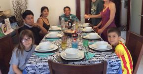 Famílias em torno de uma mesa transformam a cidade de Barcelona
