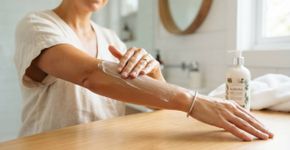 Adeus ao perfume só no frasco com spray: óleos, balms e versões sólidas estão mudando até a forma de aplicar fragrância na peleAdeus ao perfume só no frasco com spray: óleos, balms e versões sólidas estão mudando até a forma de aplicar fragrância na pele