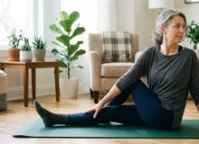Featured side: Cinco exercícios para fazer em casa que aliviam a dor nas costas mais rápido do que na academia depois dos 50 anos