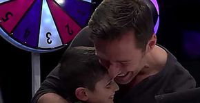 Hugh Jackman surpreende menino com doença degenerativa que é fã de Wolverine